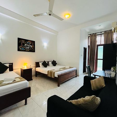 Hotel Blue Bird Negombo Exterior photo