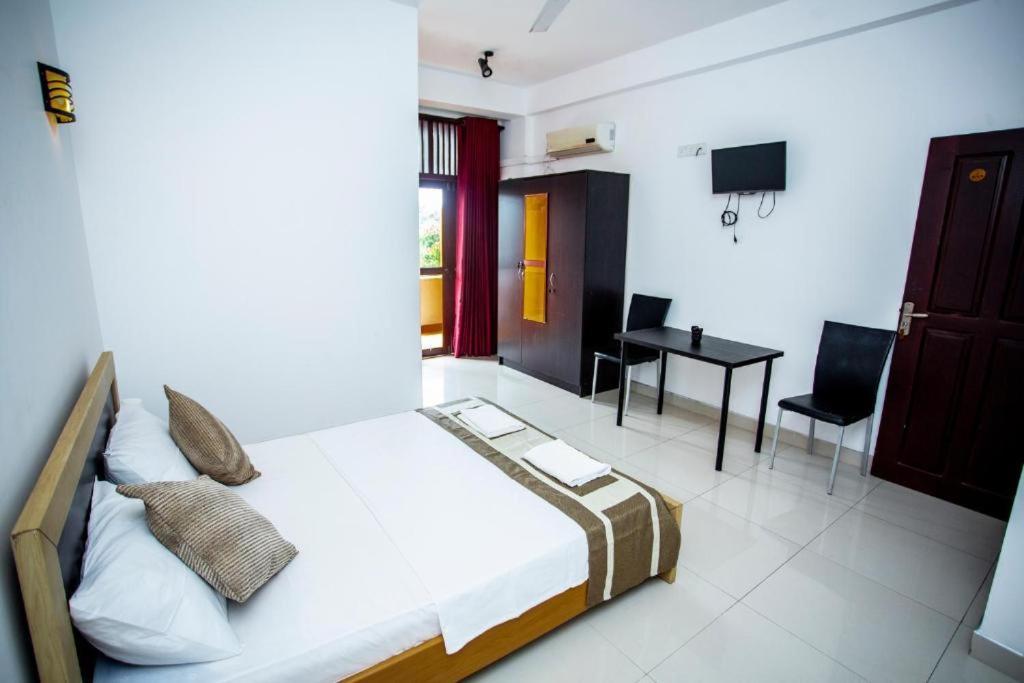 Hotel Blue Bird Negombo Exterior photo
