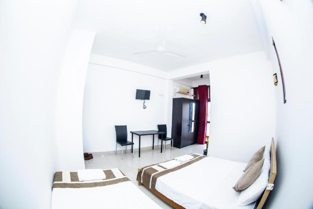 Hotel Blue Bird Negombo Exterior photo