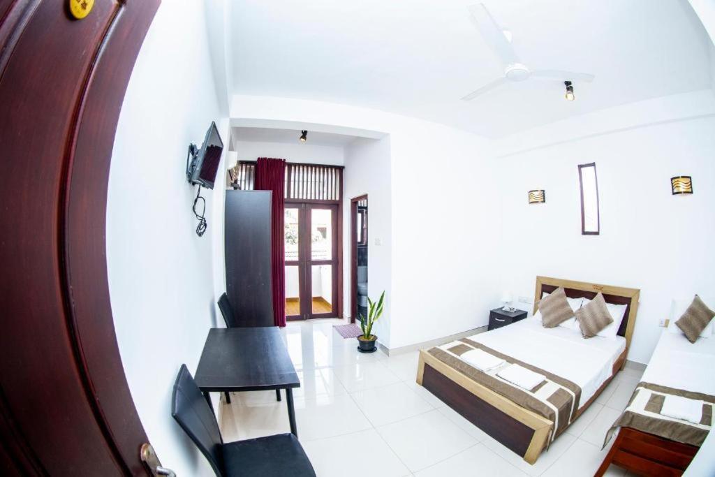 Hotel Blue Bird Negombo Exterior photo