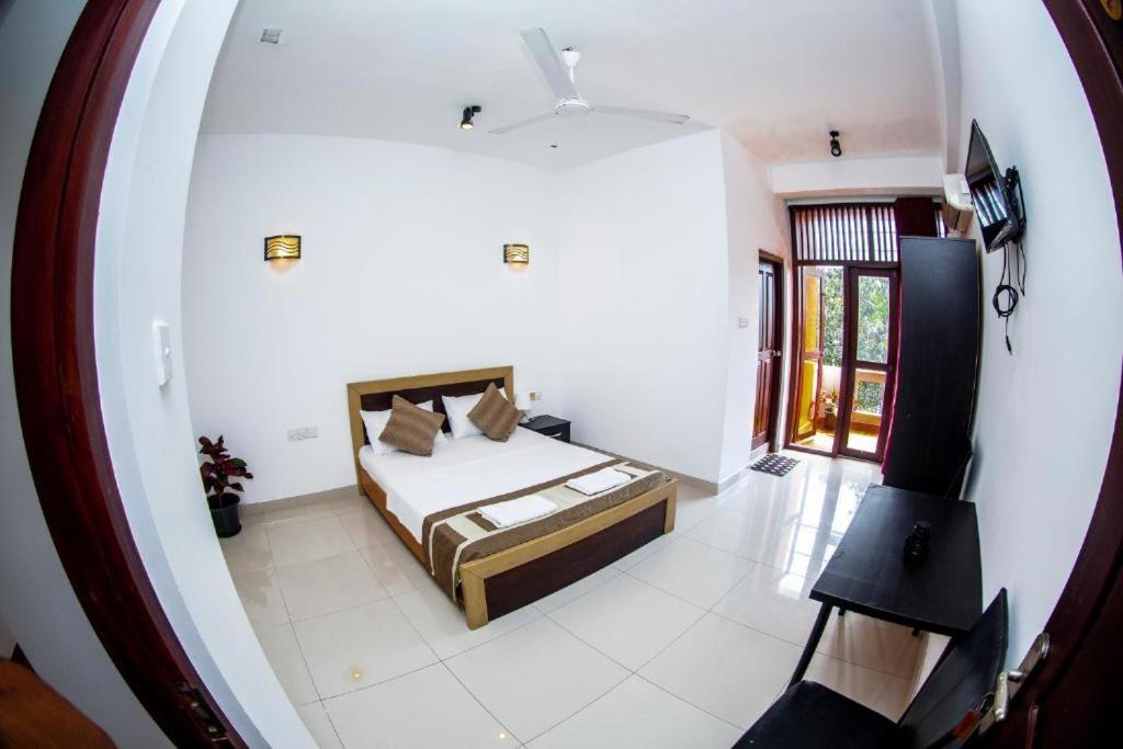 Hotel Blue Bird Negombo Exterior photo