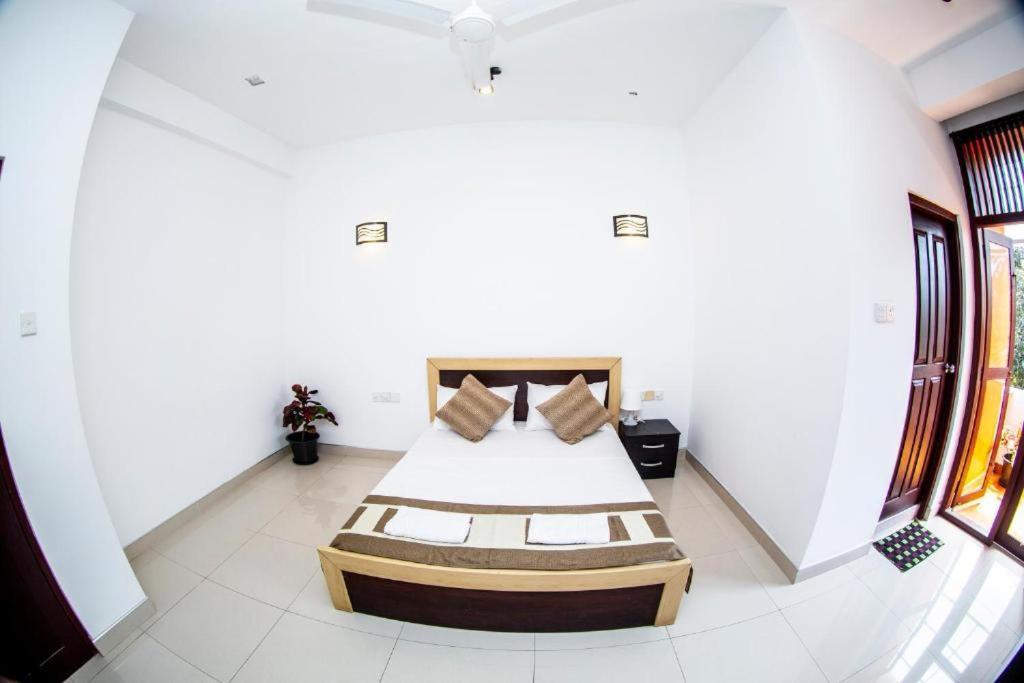 Hotel Blue Bird Negombo Exterior photo