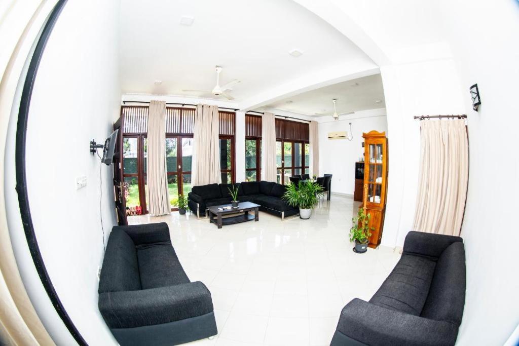 Hotel Blue Bird Negombo Exterior photo