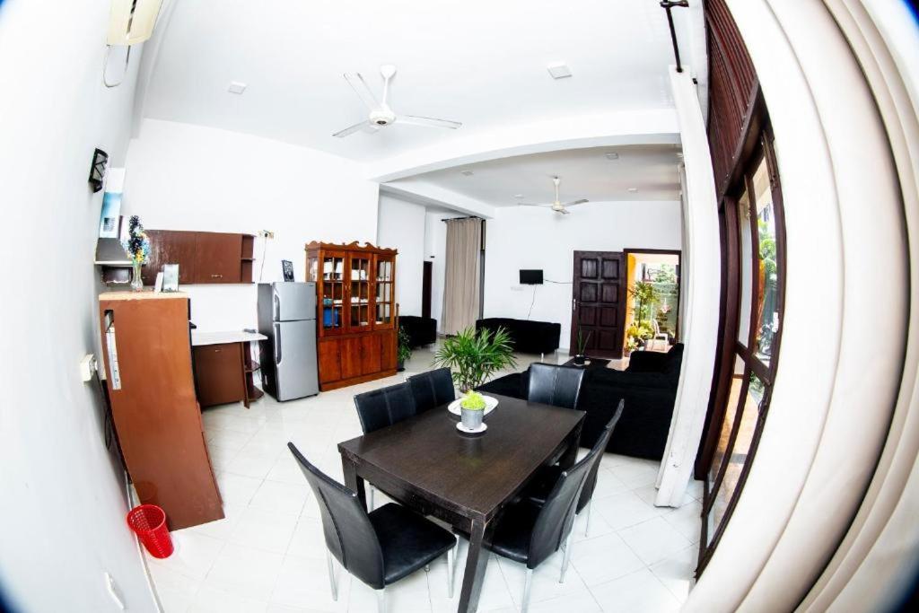 Hotel Blue Bird Negombo Exterior photo
