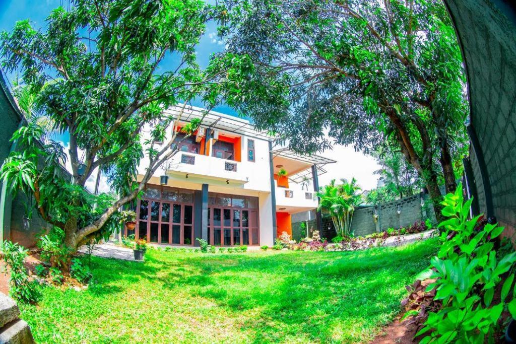 Hotel Blue Bird Negombo Exterior photo