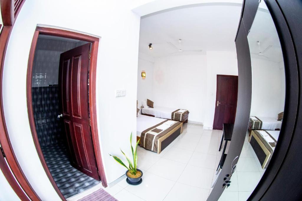 Hotel Blue Bird Negombo Exterior photo