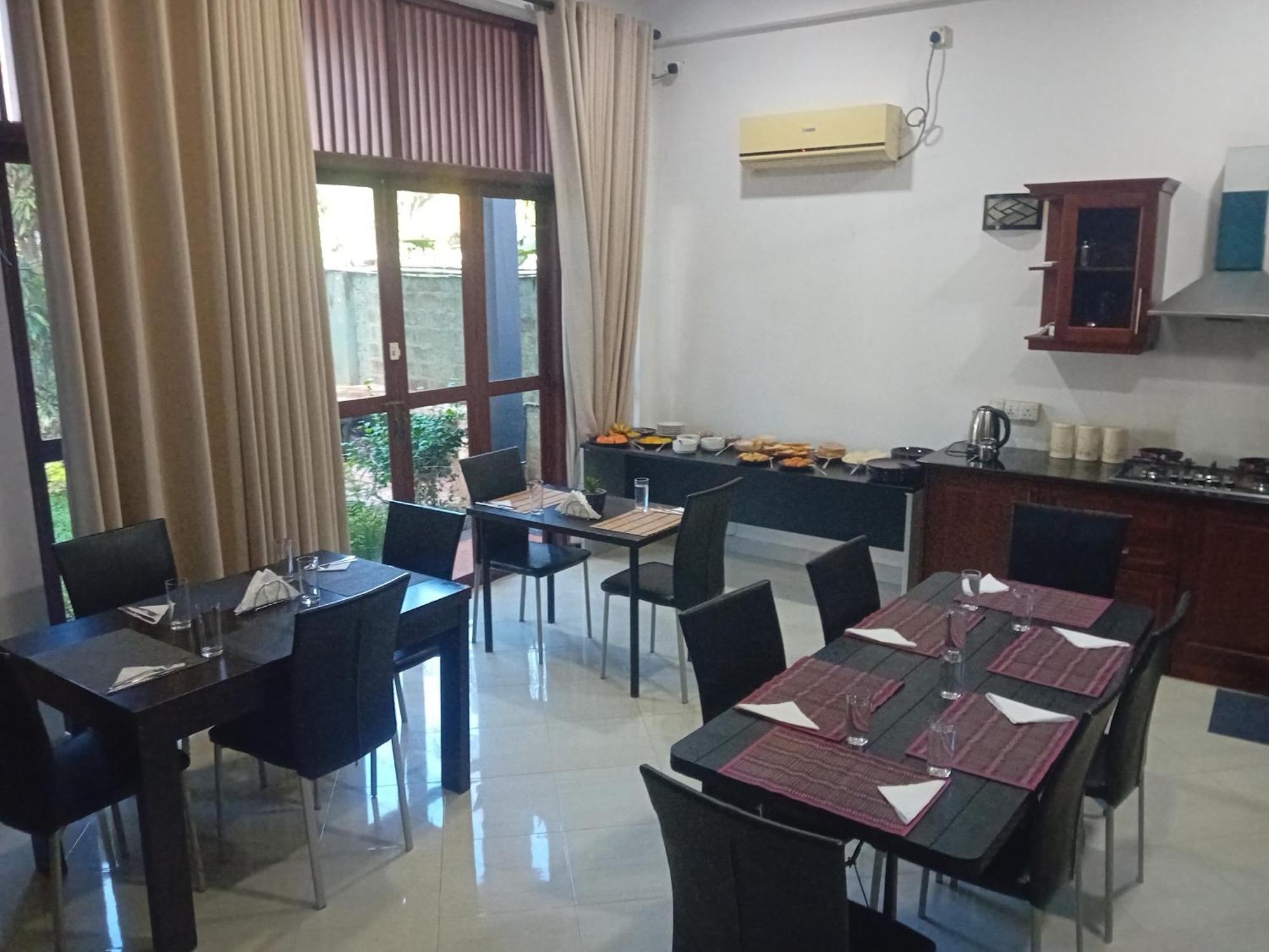 Hotel Blue Bird Negombo Exterior photo