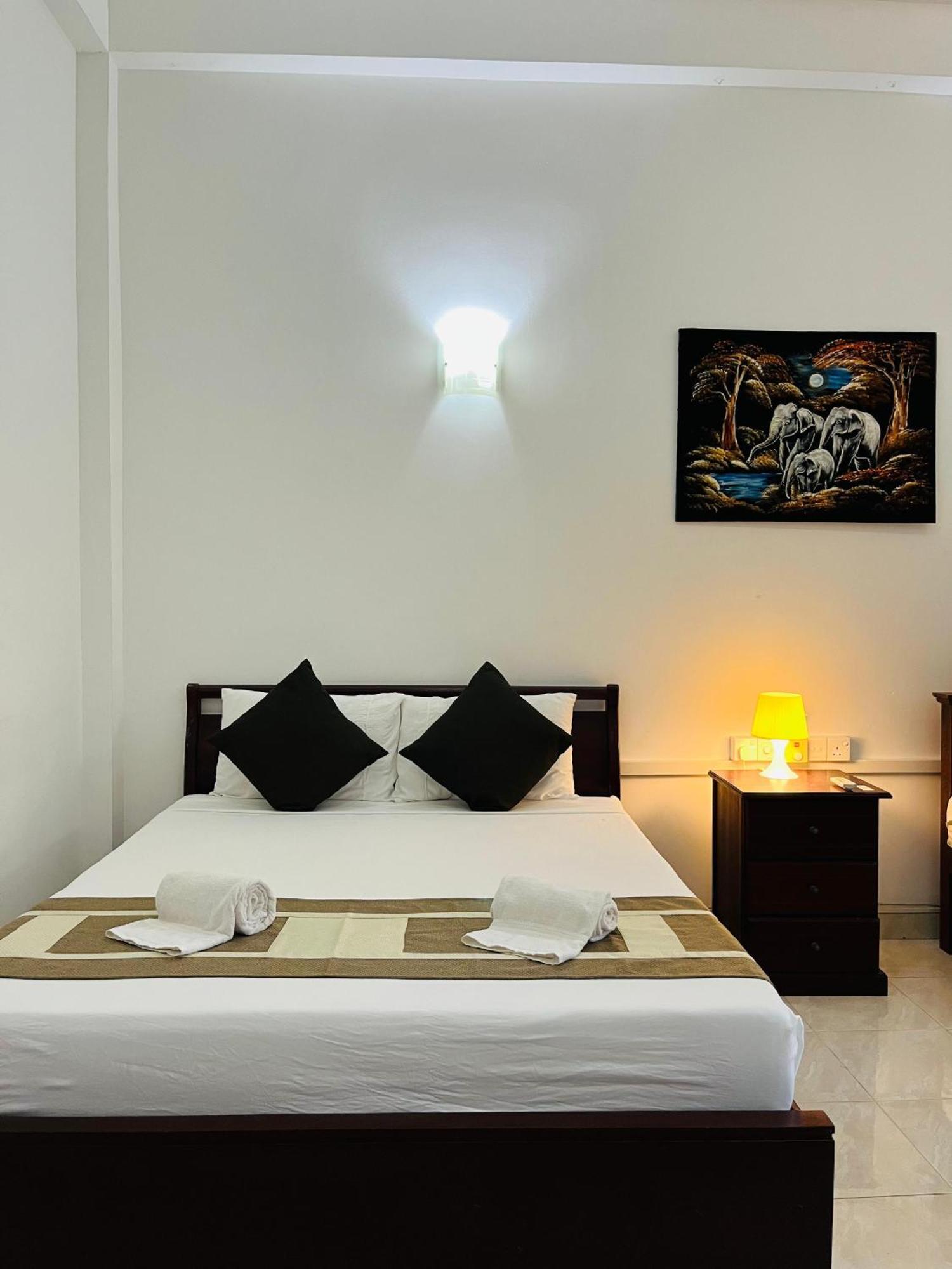 Hotel Blue Bird Negombo Exterior photo