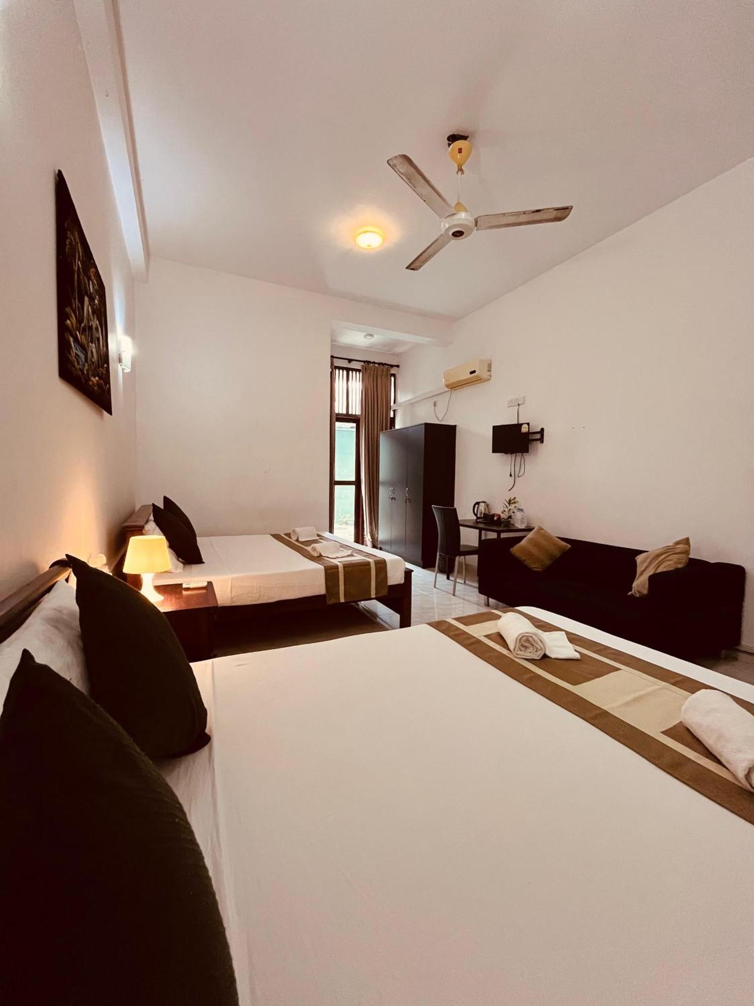 Hotel Blue Bird Negombo Exterior photo