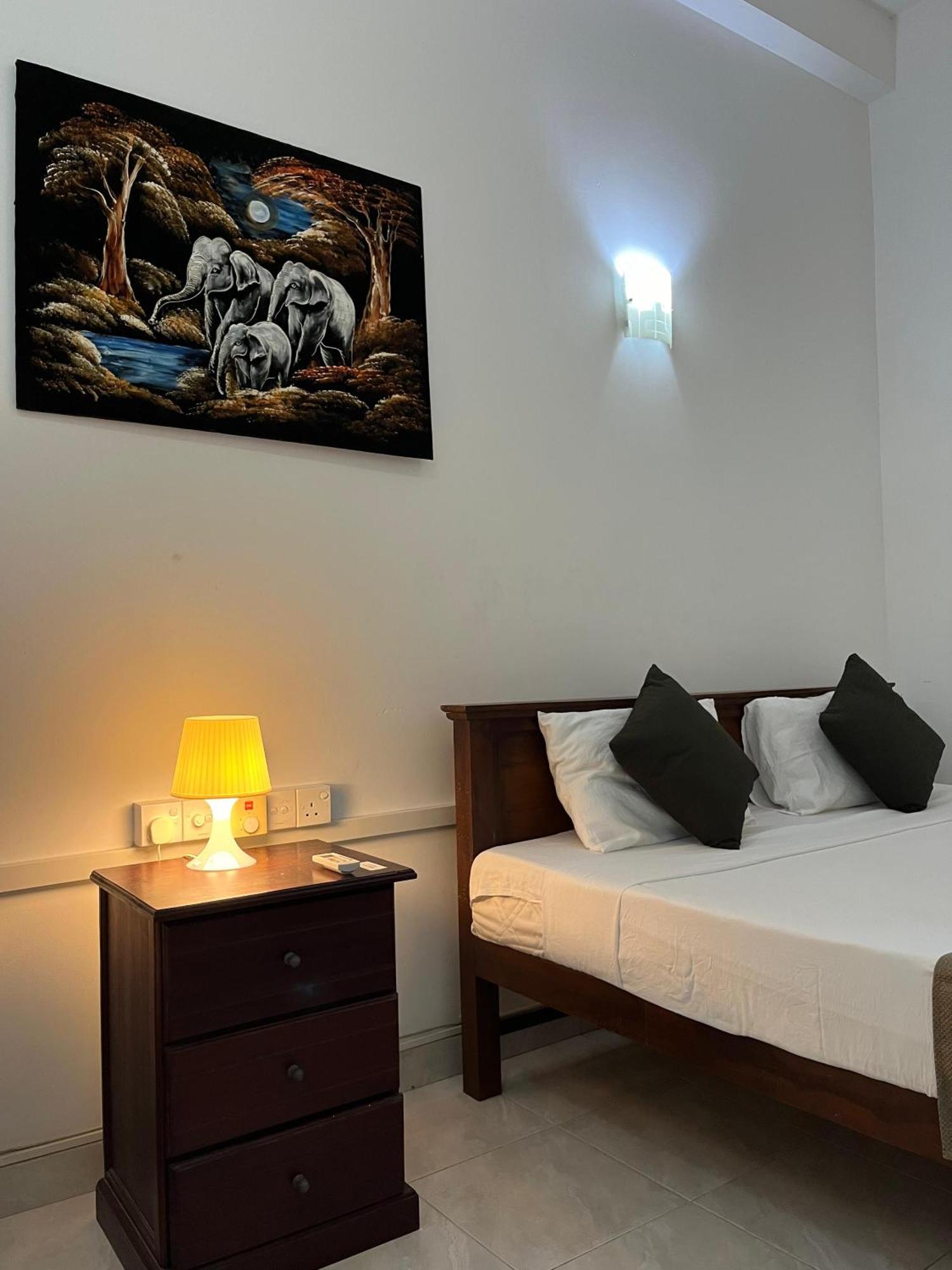 Hotel Blue Bird Negombo Exterior photo