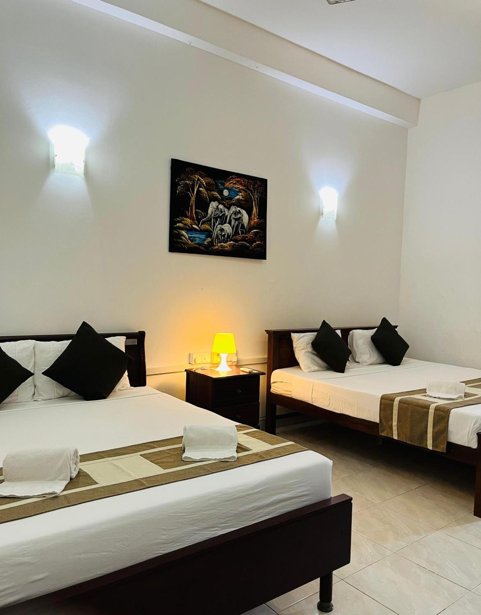 Hotel Blue Bird Negombo Exterior photo