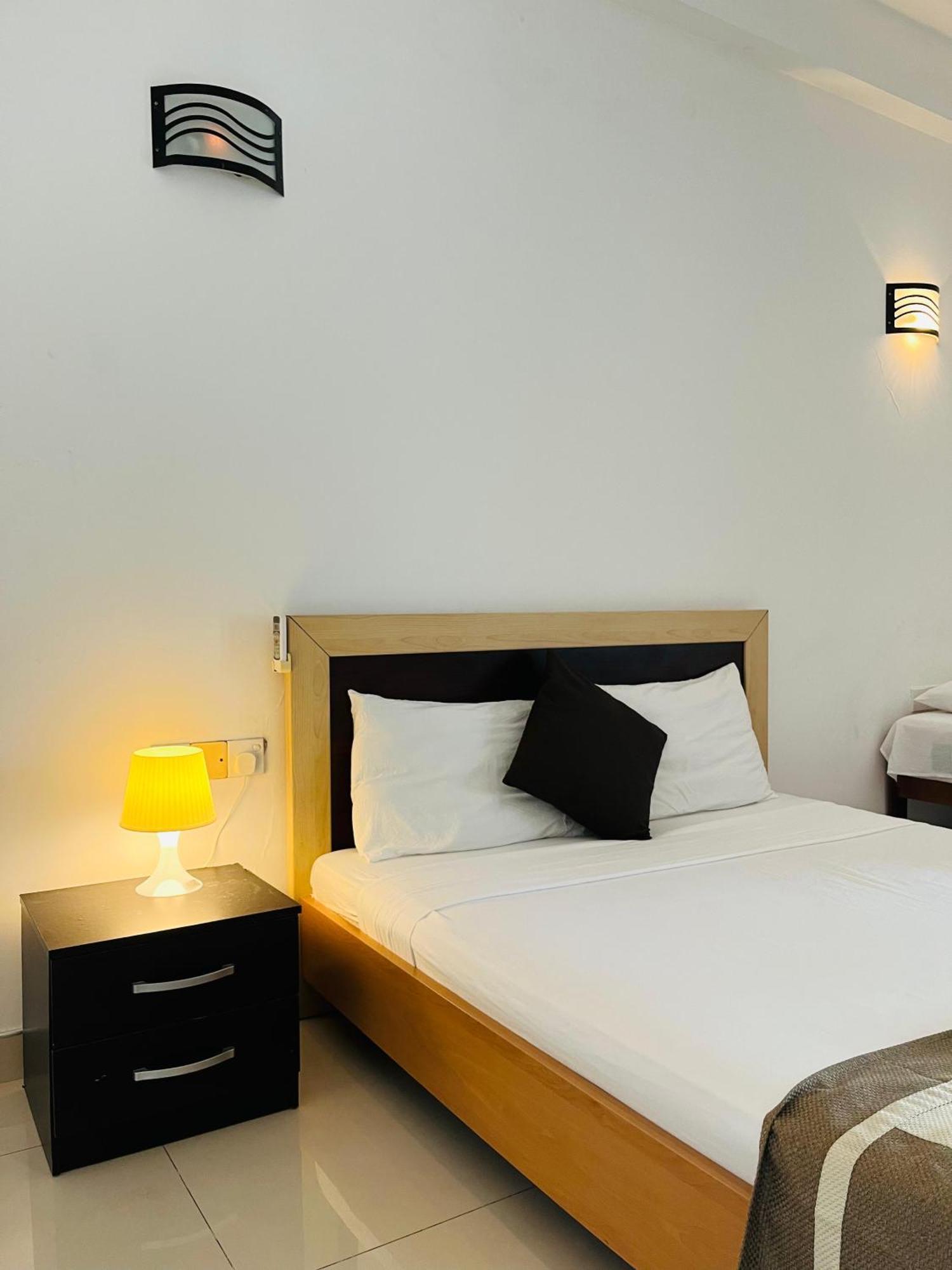 Hotel Blue Bird Negombo Exterior photo