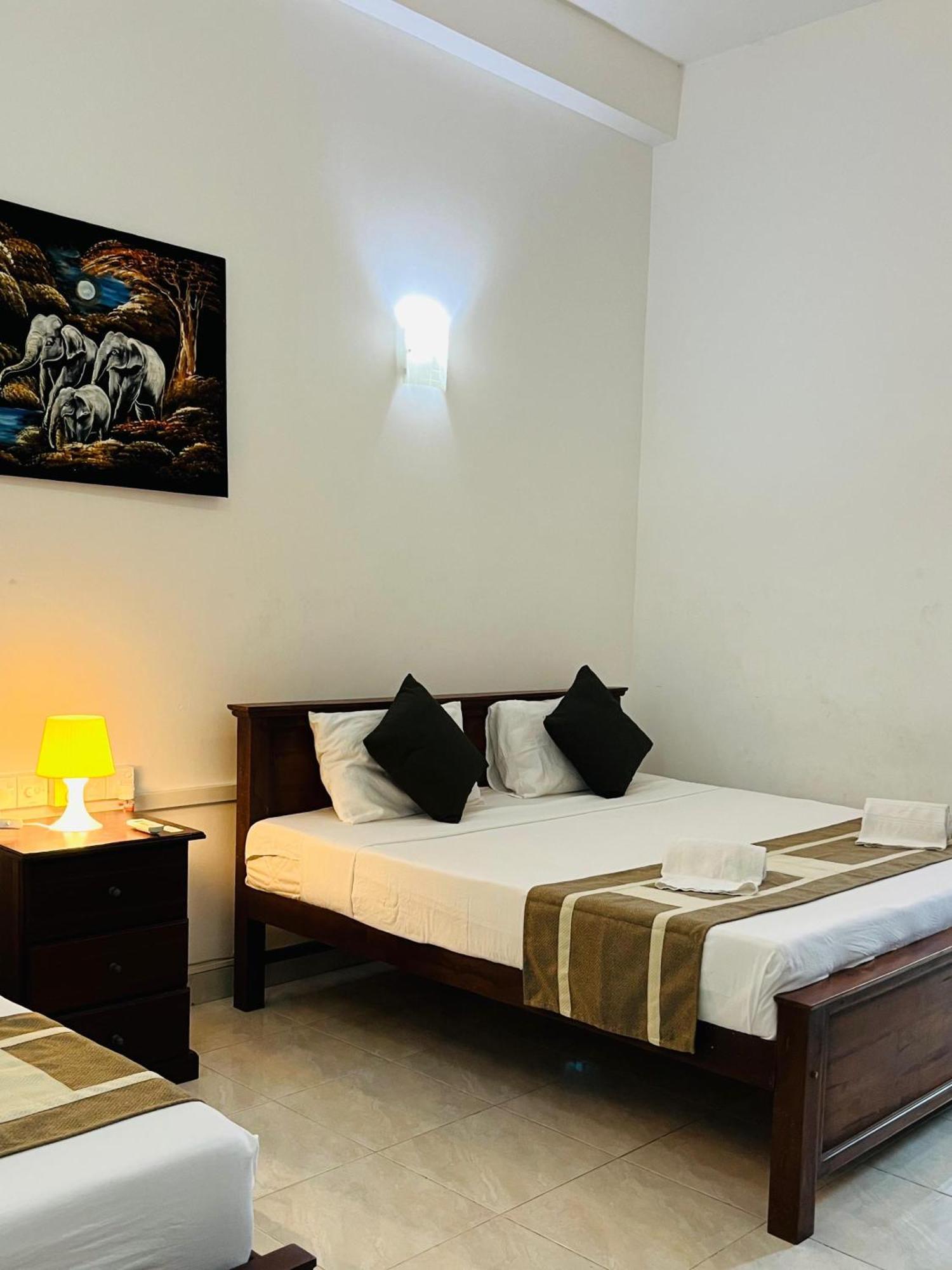 Hotel Blue Bird Negombo Exterior photo